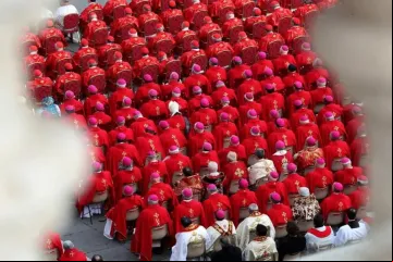 Cardeais e bispos participam da missa fúnebre do papa Bento XVI na Praça de São Pedro em 5 de janeiro de 2023.
