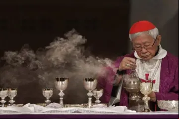 Cardeal Joseph Zen celebra missa