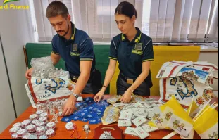 Lembranças religiosas falsas apreendidas pela Guardia di Finanza, polícia financeira italiana.