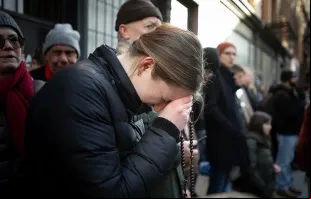 Jovem reza terço em frente à clinica de aborto da Planned Parenthood na Bleecker Street, em Manhattan, na cidade de Nova York, EUA.
