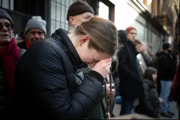Jovem reza terço em frente à clinica de aborto da Planned Parenthood em Manhattan