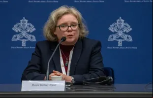 Renée Köhler-Ryan, uma das 54 mulheres delegadas ao Sínodo da Sinodalidade, em entrevista coletiva ontem (17).