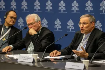 Conferência de imprensa no sínodo