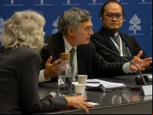 O porta-voz do Sínodo da Sinodalidade, Paolo Ruffini, fala à mídia durante uma coletiva de imprensa quarta (18) no Vaticano.