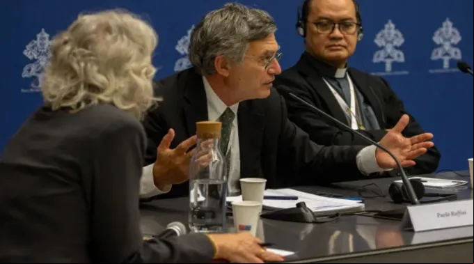 O porta-voz do Sínodo da Sinodalidade, Paolo Ruffini, fala à mídia durante uma coletiva de imprensa quarta (18) no Vaticano. ?? 