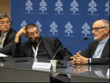 Paolo Ruffini, presidente da comissão de comunicação do Sínodo (à esquerda); Bispo Daniel Flores de Brownsville, Texas (centro); e o cardeal Michael Czerny (à direita) em uma coletiva de imprensa hoje (19).