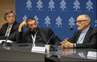 Paolo Ruffini, presidente da comissão de comunicação do Sínodo (à esquerda); Bispo Daniel Flores de Brownsville, Texas (centro); e o cardeal Michael Czerny (à direita) em uma coletiva de imprensa hoje (19).