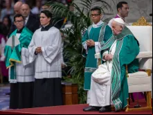 Papa Francisco usa as vestes litúrgicas feitas pelo brasileiro Juan Gabriel Ramos na missa de encerramento do sínodo