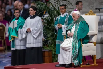 Papa Francisco usa vestes litúrgicas feitas por brasileiro