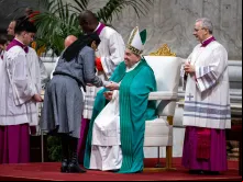 Maria Cristina da Silva recebendo a Bíblia Nova Vulgata do papa Francisco na missa do Domingo da Palavra de Deus em 26 de janeiro de 2025.