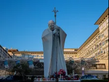 Fachada do Hospital Policlínico Agostino Gemelli, em Roma onde o papa Francisco está internado desde o dia 14 de fevereiro