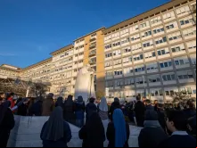 Religiosas e fiéis rezam em frente ao Hospital Agostino Gemelli, em Roma onde o papa Francisco está internado