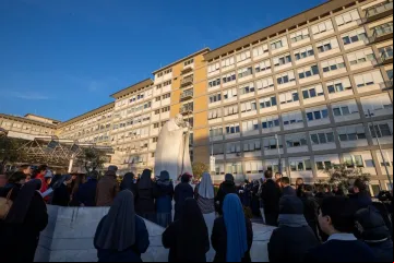 Religiosas e fiéis rezam em frente ao Hospital Agostino Gemelli