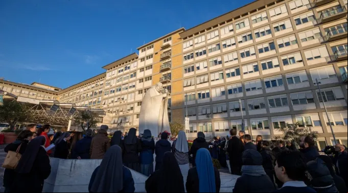 Religiosas e fiéis rezam em frente ao Hospital Agostino Gemelli