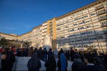 Fiéis rezam pelo papa Francisco em frente ao Hospital Agostino Policlínico Gemelli