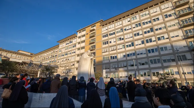 Fiéis rezam pelo papa Francisco em frente ao Hospital Agostino Policlínico Gemelli ?? 