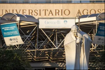 Entrada do Hospital Gemelli, em Roma.