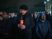 Clero, religiosos e fiéis leigos ontem (28) reunidos na Praça São Pedro para a vigília noturna do terço, rezando pela recuperação do papa Francisco