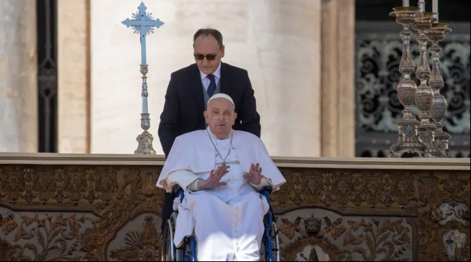 O papa Francisco chegou em uma cadeira de rodas na Praça São Pedro