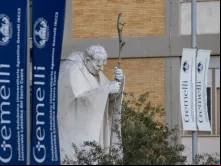 Entrada do Hospital Gemelli, em Roma onde o papa Francisco está internado