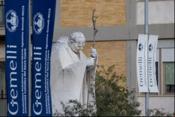 Entrada do Hospital Gemelli, em Roma