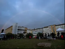 Enquanto os fiéis rezam em frente ao Hospital Agostino Gemelli, onde o papa Francisco está internado surge um arco-íris, sinal da aliança entre Deus e a humanidade, por meio de Noé, segundo as Sagradas Escrituras em Gênesis 9,9