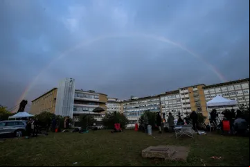 fiéis rezam em frente ao Hospital Agostino Gemelli