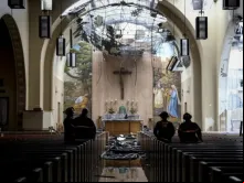 Destruição no santuário da igreja de St. Joseph após incêndio.
