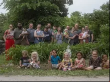 Famílias católicas e outros indivíduos compartilham um modo de vida comum em uma propriedade de cinco acres (mais de 20 mil metros quadrados) chamada Cottonwood Farm, no condado de Washtenaw, Michigan.