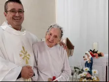Tânia Mari foi batizada pelo padre Carlos Henrique na capela do asilo Santa Isabel, em Laguna (SC).