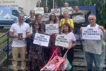 Voluntários de 40 Dias pela Vida em frente ao Hospital Maternidade Maria Amélia Buarque de Hollanda em 2023.