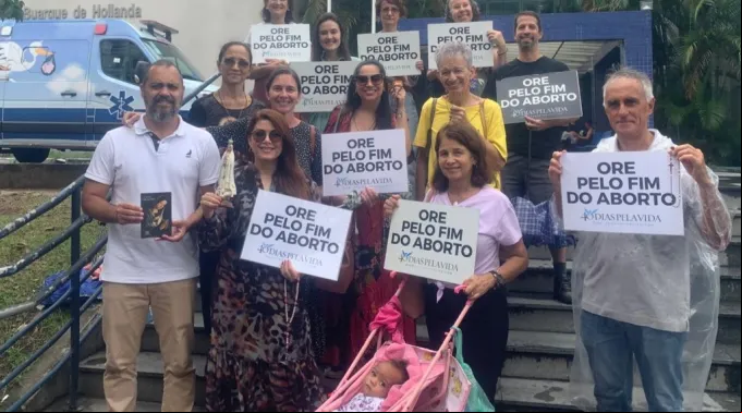 Voluntários de 40 Dias pela Vida em frente ao Hospital Maternidade Maria Amélia Buarque de Hollanda em 2023. ?? 