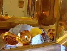 Hóstias consagradas espalhadas por vândalo no sacrário da capela São Roque.