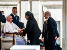 Papa Francisco cumprimentou a ministra da Cultura do Brasil, Margareth Menezes