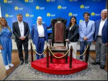 O  GDF doou a cadeira usada pelo papa são João Paulo II em sua visita à Brasília para a arquidiocese da capital
