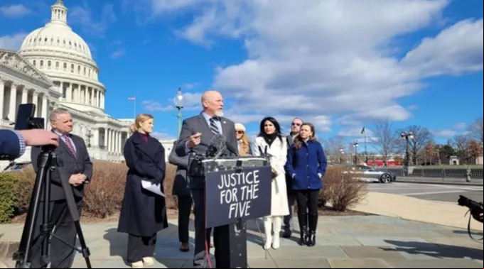 Deputados e líderes pró-vida americanos em frente ao Capitólio ?? 