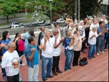 Grupo do Terço dos Homens rezando nas escadarias da catedral de Juiz de Fora, no dia 7 de setembro.