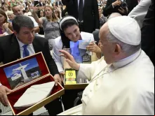 Fragmento da maior estátua de Cristo no mundo é abençoada pelo papa Francisco.