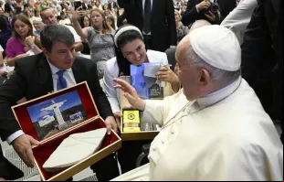 Fragmento da maior estátua de Cristo no mundo é abençoada pelo papa Francisco.