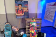 A exposição “Milagres Eucarísticos: Caminho para o Céu” também mostra alguns elementos próprios da juventude de Carlo, como: skate, patins, carrinho de rolimã, bola e tênis