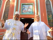 O babalorixá Ricardo de Oxum e o padre Sérgio Belmonte em frente à igreja de são Jorge, em Porto Alegre (RS)
