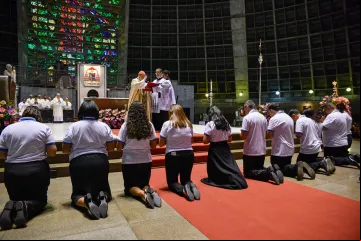 Dom Orani Tempesta abençoa os catequistas.