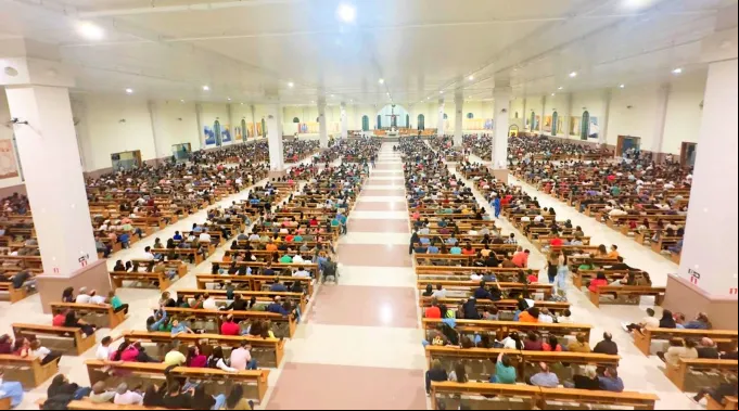 devotos nos santuário de santa Rita