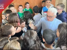 Dom Alessandro Ruffinoni mostra relíquia de Carlo Acutis a adolescentes