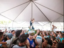Imagem de Nossa Senhora dos Navegantes chegando ao local da missa campal na praça dos Navegantes