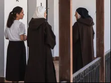 Madre Ana María e irmã Raquel, eremitas carmelitas, junto com uma jovem postulante