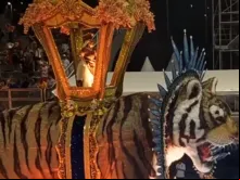 Carro de escola de samba com berlinda do Círio de Nazaré e filha de Fafá de Belém como Nossa Senhora