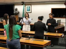 Deputada federal Simone Marquetto e o pároco da catedral de Brasília, padre Agenor Vieira estiveram no primeiro dia da catequese de adultos da Câmara dos Deputados