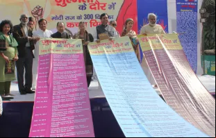 Ativistas mostram lista de atrocidades contra minorias nos primeiros 300 dias do governo do primeiro-ministro da Índia, Narendra Modi, em 19 de março de 2015.