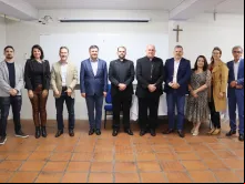 O arcebispo de Caxias do Sul (RS), dom José Gislon, com membros da Comissão Diocesana de Tutela dos Menores e das Pessoas Vulneráveis.